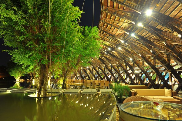 Bamboo Wings có kết cấu chính là hai bộ cánh tre tầm vông uốn cong, úp lưng vào nhau tựa như cánh hạc dang rộng hân hoan vút bay trên mặt hồ Đại Lải, biểu tượng cho sự không ngừng phát triển và thịnh vượng. Đây là nhà hàng tre lớn và duy nhất ở Việt Nam không có bao che. Công trình này vừa được nhận hai giải thưởng FuturArc Prize 2012 và Good Design Award 2012.