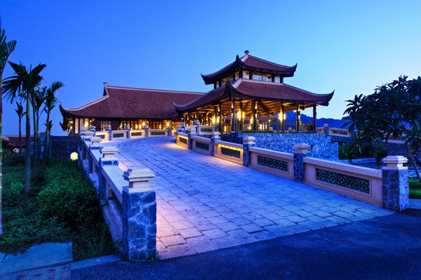 Tọa lạc ở khu bảo tồn Vân Long, thuộc địa phận tỉnh Ninh Bình, cố đô của Việt Nam, Emeralda Ninh Bình là khu nghỉ dưỡng 5 sao được giới chuyên môn đánh giá cao trong khu vực.