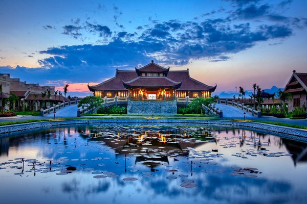 Chỉ cần 90 phút lái xe từ Hà Nội dọc Quốc lộ 1 đến thành phố Ninh Bình, sau đó đi thêm 10 phút là du khách có thể vào khu nghỉ dưỡng Emeralda Ninh Bình.