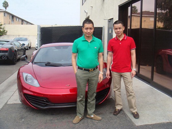 Chủ tịch của Tập đoàn nghìn tỷ này (áo đỏ) hiện đang là Chủ tịch Câu lạc bộ siêu xe Việt Nam (Việt Nam Supercar Club). Đam mê siêu xe và thích rất nhiều xe, Cường Luxury sử dụng mỗi loại siêu xe khác nhau cho các công việc khác nhau.