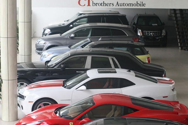 Showroom của đại gia này có những mẫu xe là niềm mơ ước của nhiều người như Ferrari 458 Italia, Audi R8 hay Rolls-Royce Phantom.