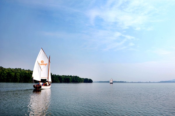 Những du khách ưa đi thuyền buồm thể hiện sự thư thái, điềm đạm, muốn hòa mình vào thiên nhiên và ưa khám phá bầu trời bình yên …