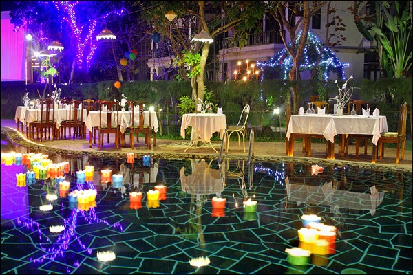 Một khu nhà hàng thiết kế lãng mạn bên bể bơi.