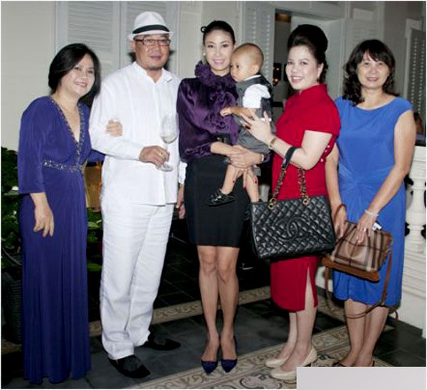 Người mẫu Hà Kiều Anh (giữa) đã tổ chức sinh nhật chồng tại nhà hàng của Khải silk.