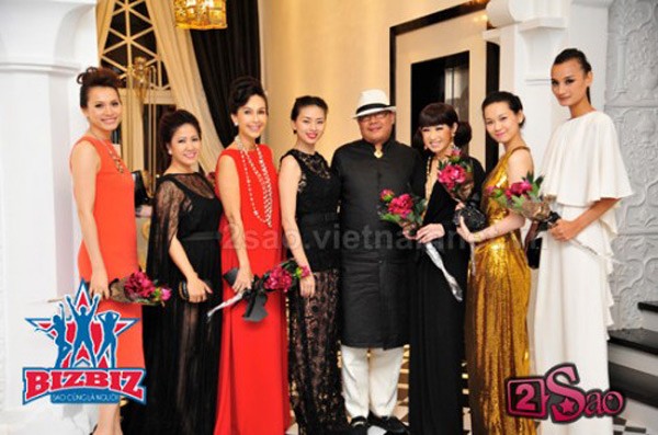 Ngọc Khánh (bìa trái), chuyên gia trang điểm Hạ My, Diễm My, Ngô Thanh Vân cùng những người đẹp khác bên đại gia Khải silk.