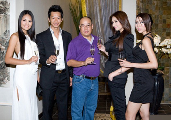 Ông Hoàng Khải - Chủ tịch tập đoàn Khai Silk cùng hoa hậu Hương Giang trong tiệc mừng sinh nhật Đức Vĩnh.