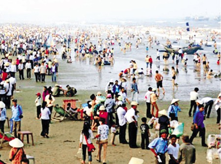 Vào mùa du lịch, Sầm Sơn tuy nổi tiếng là nơi "chặt chém" nhưng khách đến vẫn rất đông.