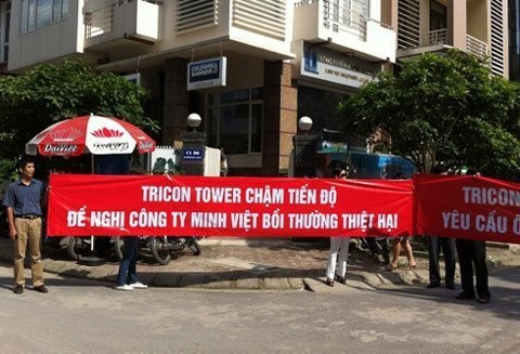 Khách hàng mua căn hộ dự án Tricon Tower tại bắc An Khánh đã xuống đường phản đối chủ đầu tư là Công ty CP Minh Việt chậm tiến độ. (Ảnh nguồn Internet)