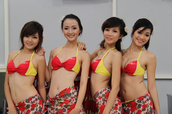 Màn trình diễn bikini "vũ điệu Hawaii" trên chuyến bay khai trương Sài Gòn - Nha Trang của VietJetAir gây xôn xao cư dân mạng những ngày qua.
