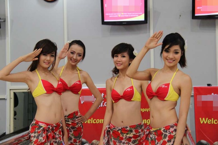 Sau vụ tiếp viên hàng không và Miss Ngôi Sao 2012 mặc bikini nhảy nhót trên chuyến bay, VietJetAir bị phạt 20 triệu đồng.