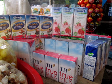 Một thùng socola của TH Milk bán lẻ đắt hơn 50.000 đồng với các loại sữa khác khiến người tiêu dùng không khỏi băn khoăn trước khi chọn mua loại sữa này.
