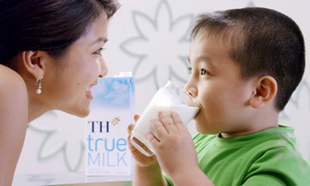 So sánh giữa nhu cầu sữa hiện nay trong nước thu mua với lượng sữa TH True milk sản xuất ra, theo ông Phổ là “không đáng bao nhiêu, chẳng khác nào như con tem dán trên mông con voi”.