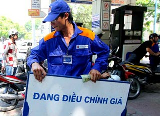 Chuyện điều chỉnh giá của xăng dầu không còn xa lại với người dân Việt Nam.