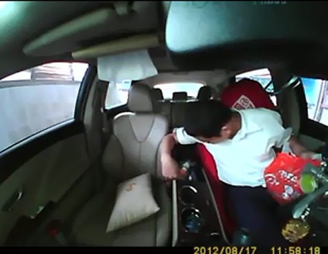 Hình ảnh nhân viên Toyota Láng Hạ đang lục đồ trong xe của khách (khách gửi xe lại để sửa chữa tại xưởng của Toyota Láng Hạ).