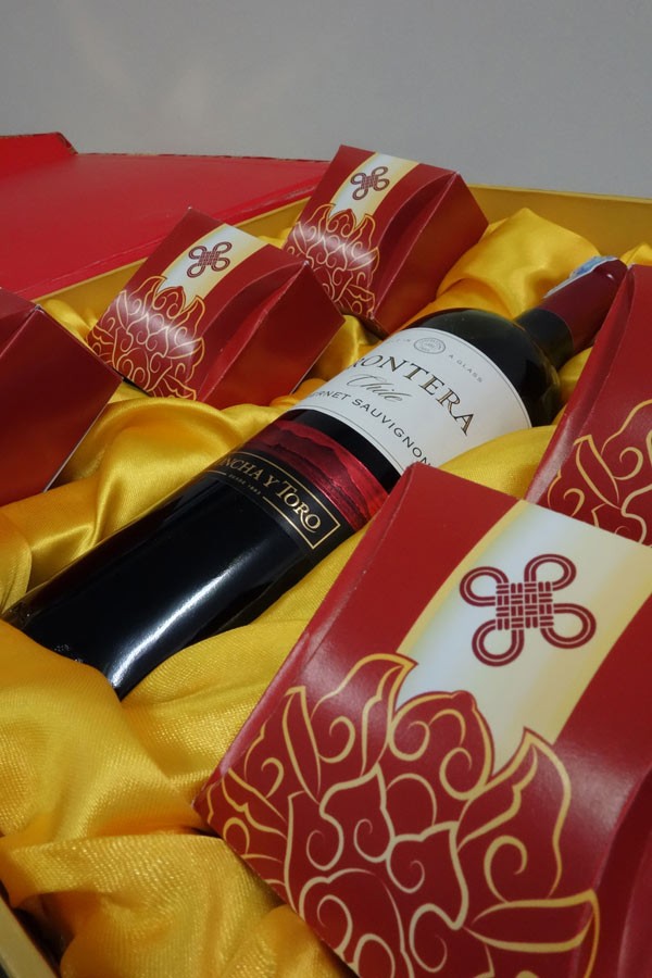 Hộp bánh đặc biệt với rượu vang Chile này có giá 1,120,000 VND.
