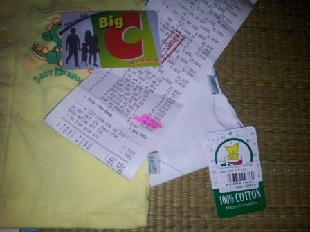 Thẻ ưu đãi của Big C và áo cho trẻ sơ sinh mà chị P đã mua (Ảnh: Lê Hoàng, PL&XH)