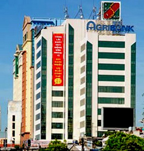 Đại diện của Công ty Cổ phần Xếp hạng Tín nhiệm Doanh nghiệp Việt Nam (CRV) cho biết: Sở dĩ Agribank “vắng mặt” trong bảng xếp hạng "chỉ số tín nhiệm" 32 ngân hàng vì “Agribank chưa công bố báo cáo tài chính tại thời điểm chúng tôi tiến hành đánh giá vào đầu tháng 5/2012”.