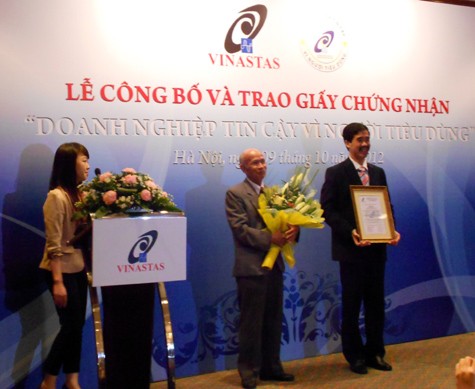 Ngày 9/10/2012, tại Hà Nội, Hội tiêu chuẩn và Bảo vệ NTD Việt Nam đã tổ chức trọng thể Lễ công bố và trao giấy chứng nhận "Doanh nghiệp tin cậy vì NTD" cho Công ty CP Sữa Việt Nam (Vinamilk).