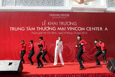 Ca sỹ - người mẫu Hồ Ngọc Hà tham gia biểu diễn trong ngày lễ khai trương Vincom Center A.