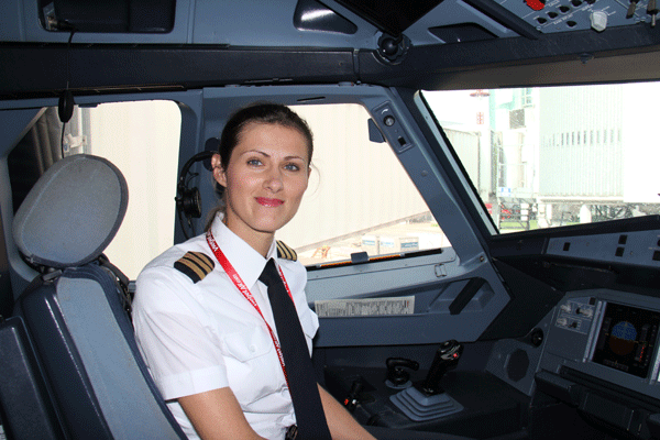 Nữ phi công của VietJetAir - Cô gái người Ba Lan duyên dáng bên ghế lái...