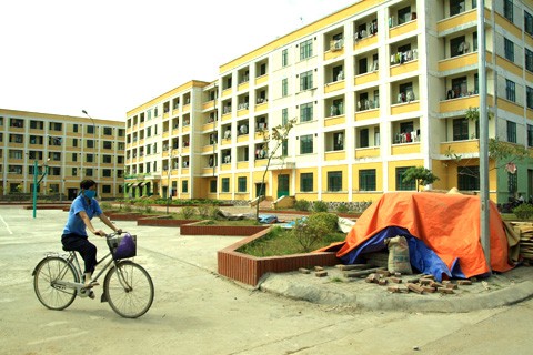 Thứ trưởng Bộ Xây dựng Nguyễn Trần Nam cho biết: “Từ nay đến năm 2015 Việt Nam cần khoảng 250 nghìn căn hộ cho người thu nhập thấp ở khu vực đô thị, đặc biệt là tại hai thành phố lớn là Hà Nội và TP Hồ Chí Minh, nhưng hiện tại mới đáp ứng được hơn 40 nghìn căn hộ”.
