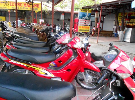 Hàng loạt xe cũ tại chợ mua bán xe cũ Dịch Vọng (Hà Nội) rớt giá thê thảm từ 50 - 70% nhưng không một ai dám mua.