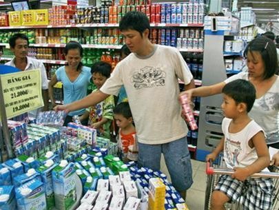 Trên thị trường sữa nước, nhiều hãng sữa vẫn “đeo mác” cho sản phẩm của mình với cái tên: “sữa tươi nguyên chất”, “sữa tươi tiệt trùng”… gây nhầm lẫn cho người tiêu dùng (Ảnh minh họa)