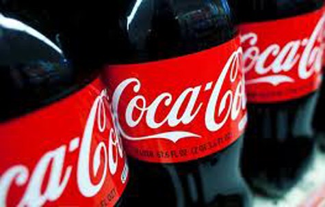 Không được tăng giá sản phẩm bán ra tại thị trường trong nước vì mức thu nhập của người dân Việt Nam còn thấp, trong khi phải chịu áp lực lớn từ các đối thủ cạnh tranh cũng như phải nhập giá nguyên vật liệu đắt đỏ từ công ty mẹ khiến Coca Cola lâm vào tình trạng lỗ triền miên.