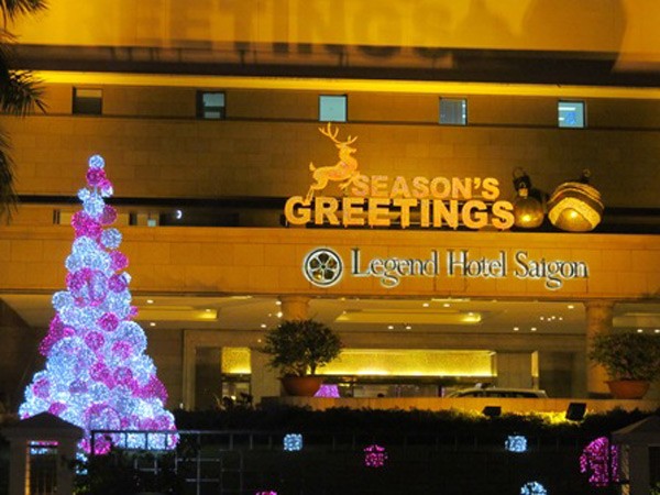 Tại Sài Gòn, không khí Giáng sinh tràn ngập sắc màu vui tươi, thể hiện khát vọng về một mùa Noel đong đầy hạnh phúc. (Ảnh: Cách trang trí Noel nhẹ nhàng tại Legend Hotel Saigon, nguồn: Dân trí)