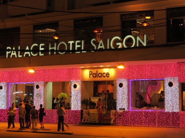 Một cách trang trí khác để chào đón Giáng sinh của khách sạn tại Sài Gòn, Giáng sinh hồng tại Palace Hotel Saigon.