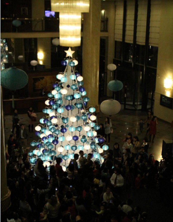 Năm nay, Hilton có ý tưởng độc đáo trong cách trang trí cây thông Giáng sinh. Không giống như cây thông Noel truyền thống, cây thông Noel Hilton năm nay được trang hoàng bởi gần 500 chiếc đèn lồng với gam màu xanh dương đậm nhạt và trắng.