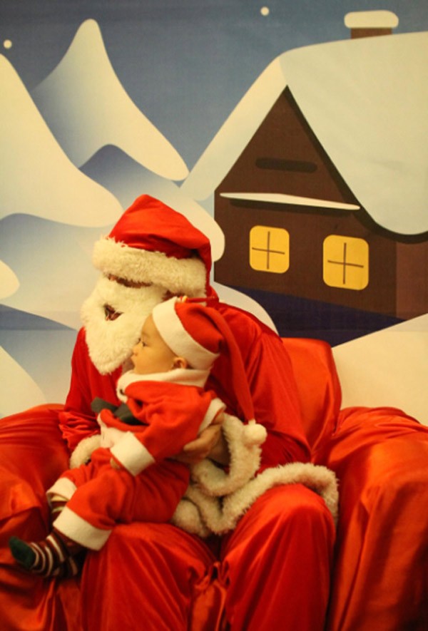 Sự xuất hiện của ông già Noel cùng những món quà ý nghĩa trong đêm Giáng sinh hứa hẹn khiến các em nhỏ vô cùng thích thú.
