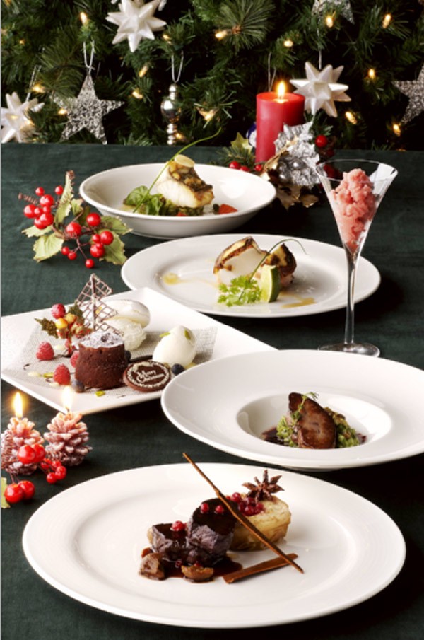 Ngoài cây thông thì nhà bánh gừng là nét truyền thống không thể thiếu trong dịp lễ này. Các loại bánh Giáng sinh sẽ được bày bán từ ngày 7/12/2012 đến tháng 1/2013 tại Café Opera.