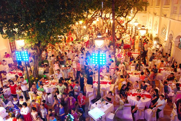 Với mong muốn mang đến cho quý khách những khoảnh khắc đáng nhớ trong mùa Noel 2012, khách sạn Continental Saigon tổ chức chương trình ẩm thực vui chơi rất phong phú với chủ đề “Dạ tiệc Giáng sinh”. Đặc biệt, các bé cùng gia đình sẽ nhận nhiều phần quà may mắn từ Ông già Noel và Công chúa Tuyết với hy vọng đem lại cho quý khách những điều an lành và hạnh phúc.
