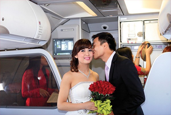 Sáng 9/12/2012, một cặp đôi trẻ đã bí mật chọn chuyến bay khai trương đường bay từ thủ đô Hà Nội đến thành phố Đà Lạt của VietJetAir để tổ chức lễ cưới. Các hành khách trên chuyến bay bất ngờ, thú vị và đã cùng chúc phúc cho đôi uyên ương.
