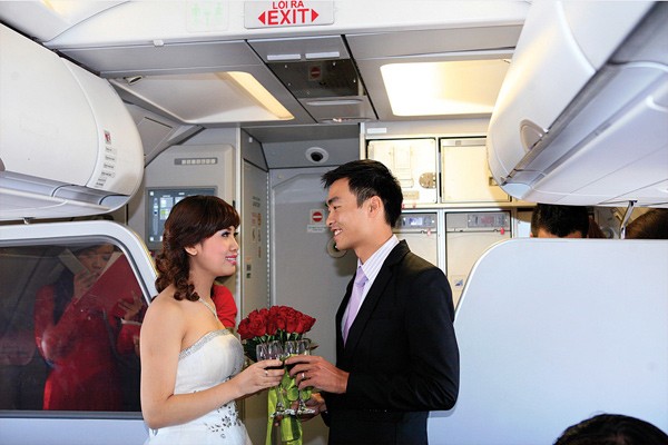 Đám cưới của cặp uyên ương trên máy bay VietJetAir tại Việt Nam đã làm thổn thức bao trái tim yêu và thành chủ đề “hot” với cư dân mạng.