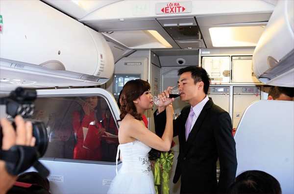 Bất ngờ và ấn tượng, đơn giản nhưng lãng mạn, ấm áp, chú rể Cao Thắng và cô dâu Ngọc Mai đã có một nghi thức cưới đáng nhớ trên một chuyến bay chở đầy tình yêu và hạnh phúc.