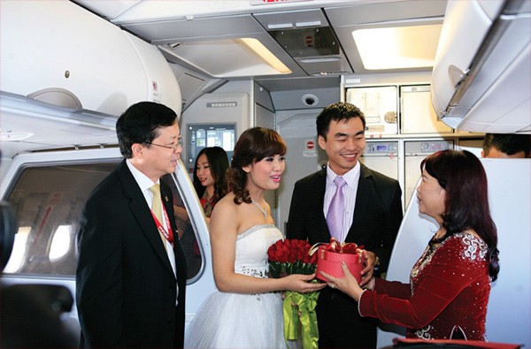Bà Nguyễn Thanh Hà – Chủ tịch HĐQT VietJetAir – tặng quà chúc mừng cô dâu Ngọc Mai và chú rể Cao Thắng