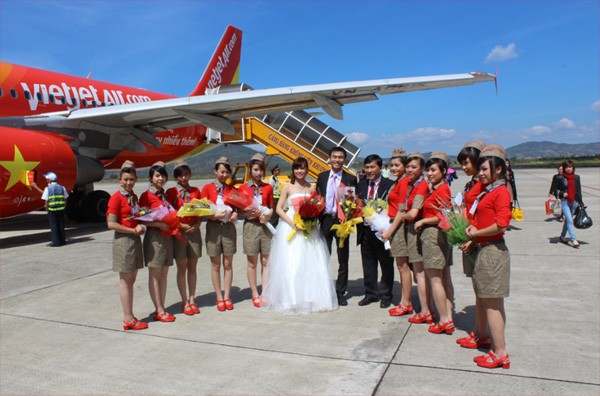 Họ cũng đã được ghi nhận là đám cưới đầu tiên tại Việt Nam được tổ chức trên tàu bay.