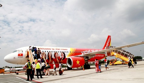 Máy bay VietjetAir mang mầu cờ sắc áo Vietnam ra quốc tế .