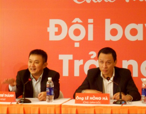 Lãnh đạo Jetstar Pacific, ông Dương Trí Thành, Chủ tịch Hội đồng Quản trị và ông Lê Hồng Hà, Tổng giám đốc Jetstar Pacific trong buổi họp báo 13/1 vừa qua tại Hà Nội.