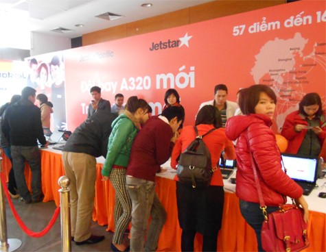 Hàng nghìn khách hàng đã tới tham dự "săn" vé giá rẻ trực tiếp của Jetstar Pacific.