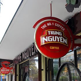 Theo một khảo sát sơ bộ mới đây của Viện quản lý Việt Nam: Đối với nhóm khách hàng từ 25 tuổi trở lên và đi làm, các thương hiệu cà phê hiện có của VN sẽ chiếm phần áp đảo hơn so với Starbucks.