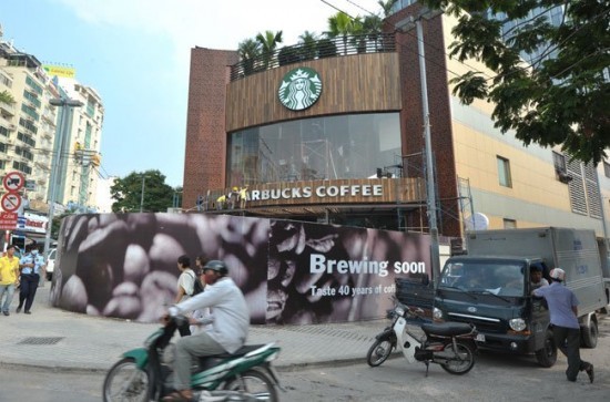 Nếu các nhãn hiệu cà phê Việt có thể xác lập các cửa hàng tại các vị trí đẹp, chiến lược tại khu vực trung tâm TP.HCM trong thời gian tới, Starbucks sẽ gặp các vấn đề trong công tác triển khai vòng tròn hồi tiếp dương của họ. (Ảnh: Internet)