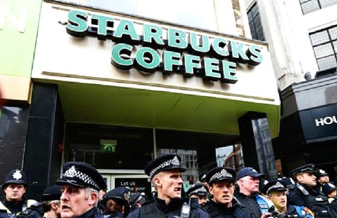 Cảnh sát đứng bảo vệ một cửa hàng Starbucks khi nhóm UK Uncut tuần hành phản đối sau khi vụ trốn thuế của Starbucks bị đưa ra ánh sáng (Ảnh: Suzanne Plunkett/Reuters)
