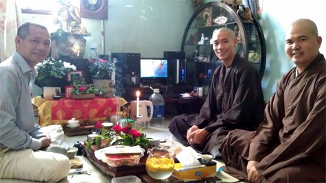 Thường thì ngày mồng một tết mọi người ở nhà bên gia đình, hay đi chúc tết họ hàng nhưng CEO Thái Hà Books Nguyễn Mạnh Hùng lại chọn hướng đi riêng: đến với nghĩa ân sư.