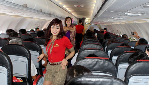 "Vũ điệu độc", “nóng bỏng”, "quyến rũ", " ngạc nhiên tột độ” là những mỹ từ mà hành khách trên chuyến bay đã không ngừng tán thưởng khi các cô gái Thái Lan xuất hiện với màn biểu diễn chào mừng sôi động theo vũ điệu Gangnam Style.