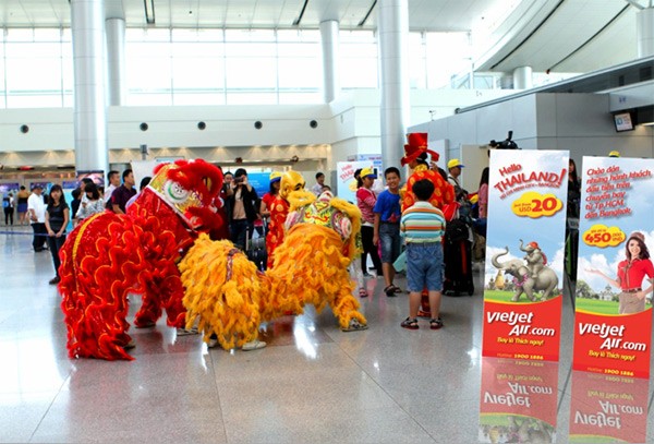 Không khí vui vẻ được bắt gặp ngay tại sân bay với màn múa lân sôi động chào đón hành khách.