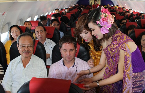 Trong không khí xuân hân hoan, rộn ràng, các tiếp viên VietJetAir trong trang phục truyền thống Thái Lan đã phục vụ rượu vang. Tất cả hành khách cùng nhau nâng ly chúc mừng năm mới, chúc mừng VietJetAir khai trương chuyến bay quốc tế đầu tiên. Các bản nhạc xuân và bài hát truyền thống tiếp tục vang lên suốt chuyến bay, thể hiện sự hòa nhập và kết nối giữa con người Việt Nam, Thái Lan và bạn bè năm châu.
