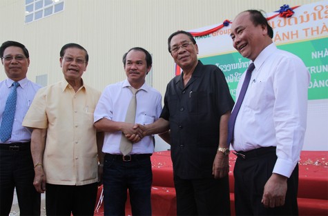 Tổng Bí thư, Chủ tịch nước Lào Chumaly Saynhasone (ở giữa) và Phó Thủ tướng Nguyễn Xuân Phúc (bìa phải) tham quan Cụm Công nghiệp mía đường Hoàng Anh Attapeu tại tỉnh Attapeu-Lào.